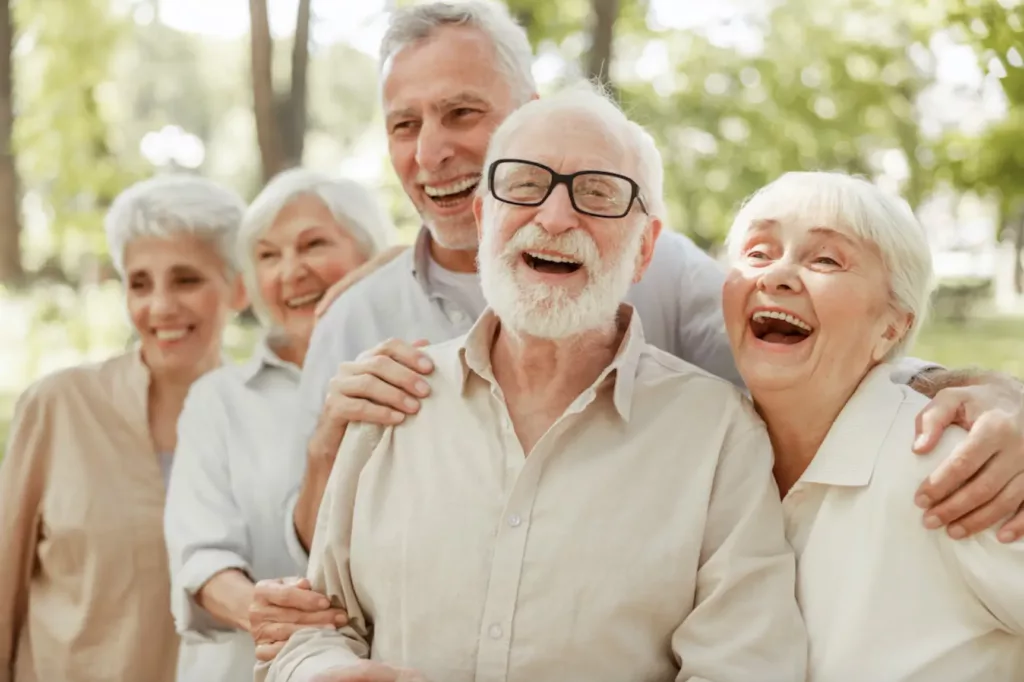 Gruppo di anziani sorridenti e felici all'aperto